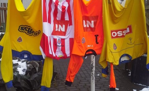 Víða sáust treyjur út á snúru að morgni 9. maí sl.