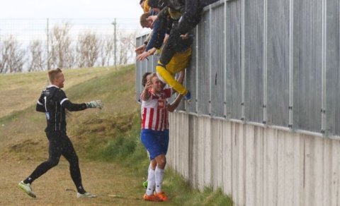 Ævar fagnar með stuðningsmönnum KA gegn Gróttu