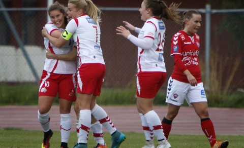 Rakel, Sandra og Andrea fagna marki gegn Val.