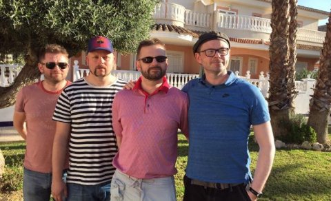 Freddi ásamt bræðrum sínum.Hann er annar frá hægri