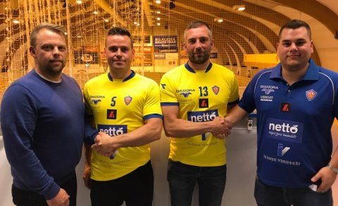 Guli liturinn fer strákunum okkar vel