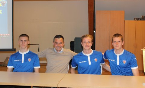 Drengirnir með Tufa á leikmannakynningunni á fim.