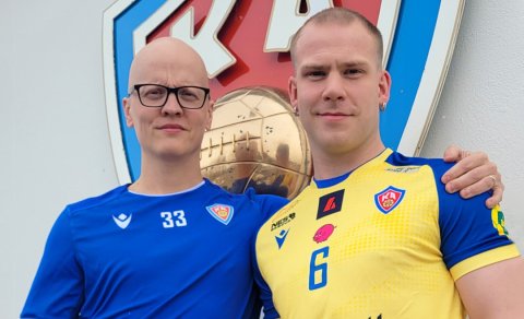 Jón Heiðar Sigurðsson formaður handknattleiksdeildar og Arnór Ísak ánægðir við undirritunina í dag