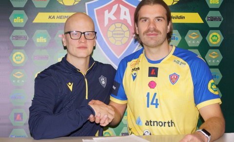 Jón Heiðar Sigurðsson formaður handknattleiksdeildar og Bjarni Ófeigur sáttir við undirritunina