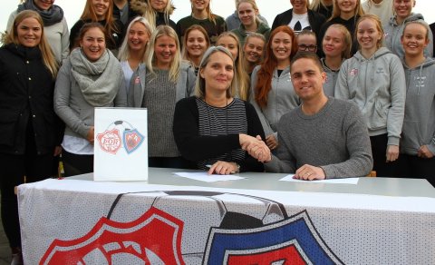 Donni ásamt leikmönnum Þór/KA.