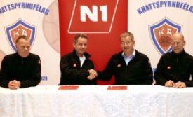 Við undirritun samstarfssamningsins í gær. Frá vinstri: Gunnar Gunnarsson, framkvæmdastjóri knattspy&hellip;