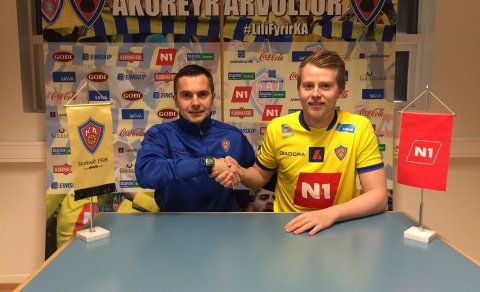 Elfar og Túfa handsala samninginn