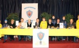 Myndina tók Þórir Ó. Tryggvason við undirritun styrktarsamninganna. Við borðið sitja frá vinstri: Fr&hellip;