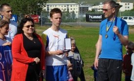 Hrefna formaður KA og Eiríkur Björn bæjarstjóri veita viðurkenningunum viðtöku.