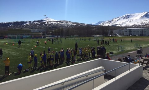 Líf og fjör á gervigrasinu okkar!