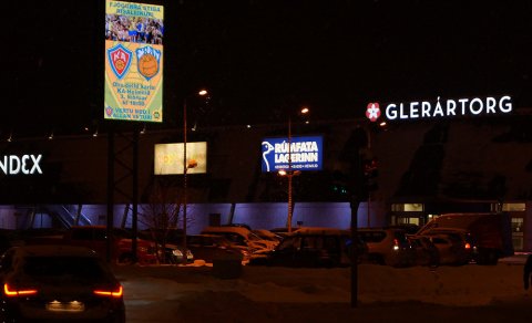 Kíkið á skjáinn við Glerártorg á rauðu ljósi!