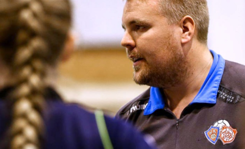 Gunnar Ernir þjálfari leggur á ráðin