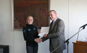 Erla tekur við skjalinu fyrir hönd FIMAK