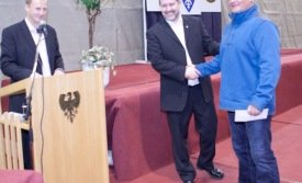 Jón Óðinn tekur við viðurkenningu vegna Íslandsmeistara fyrir hönd KA