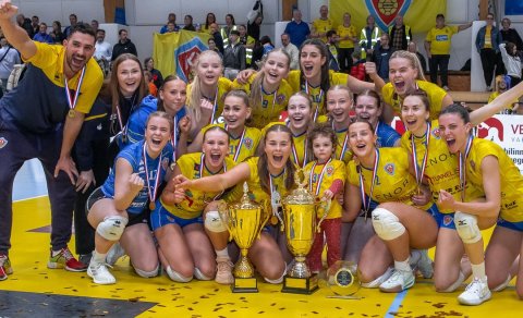 Mateo þjálfari ársins og blakstelpurnar lið ársins