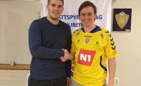 Hjörvar og Jóhann við undirskrift / KA-Sport