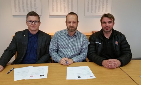 Mynd tekin við undirskrift.