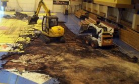 Allt er komið á fullt í að rífa upp gamla gólfið í íþróttahúsinu.