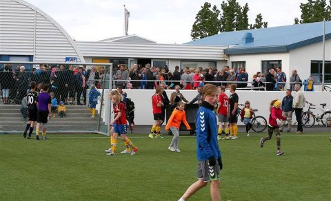 Það er oft mikið líf á gervigrasinu.