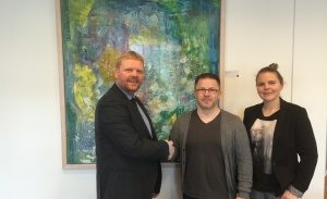 Við undirritun samnings