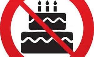 Kökuveislur á gangi framan við íþróttasalinn