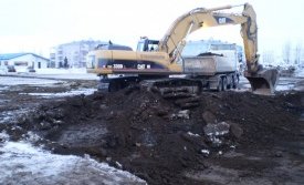 Í dag var byrjað að grafa fyrir hinum nýja gervigrasvelli á KA-svæðinu.