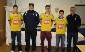 Fjórir leikmenn í KA-treyjunni ásamt Bjarna Jóhannssyni, þjálfara.