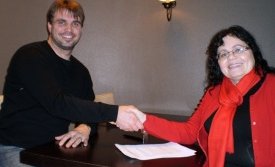 Sævar Pétursson og Hrefna G. Torfadóttir, formaður KA, handsala ráðninguna í dag.