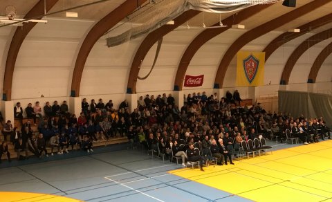 KA menn sýndu samstöðu og fjölmenntu á fundinn