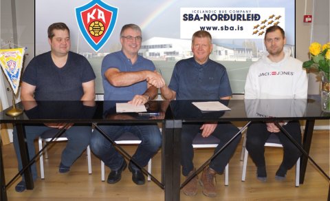 Sævar og Gunnar handsala samninginn góða
