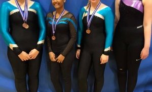 Níu stúlkur kepptu í stökkfimi á Akranesi