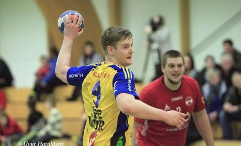 Áki Egilsnes skrifar undir samning við KA