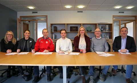 Við undirritunina í gær (mynd: Akureyri.is)