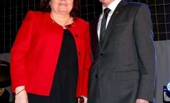 Hrefna Torfadóttir með Þormóði Einarssyni eftir að Móða var veitt gullmerki KA Mynd: Þórir Tryggva