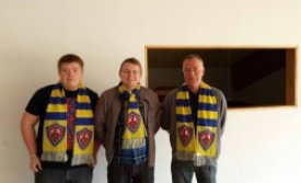 Menn mátuðu trefilinn.