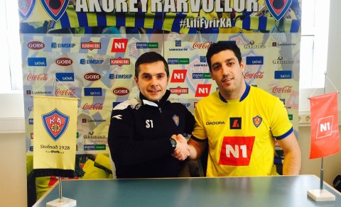 Túfa og Aleks við undirskrift