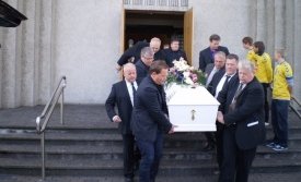 Kista Böggu Nella borin úr Akureyrarkirkju í dag.