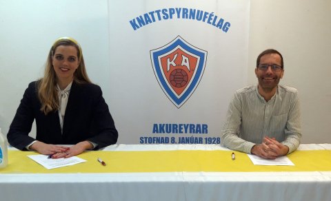Ásthildur og Ingvar við undirritunina